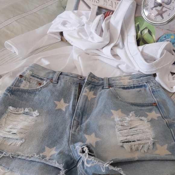 Distressed Jean Short - Picture 4 of 7